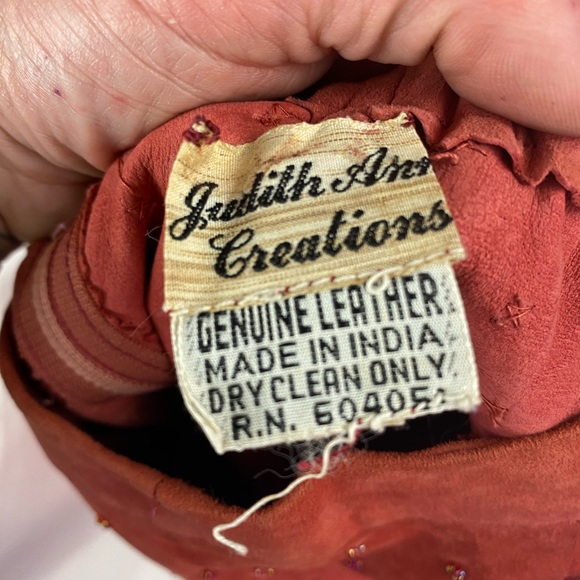 Beautiful vintage 80’s hand beaded suede skirt and top by Judith Ann - Picture 5 of 9